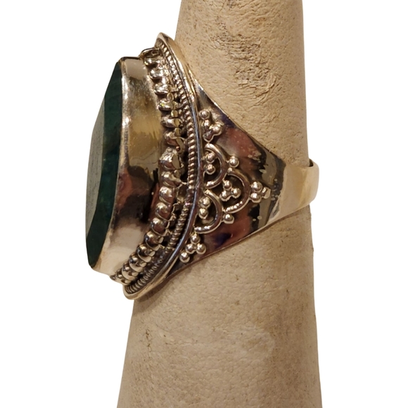Sterling Silver Intricate Artistry Oval set Green Ring- Size 6. - Picture 8 of 9